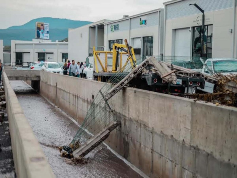 Lluvias arrastran autos y afectan casas en Querétaro