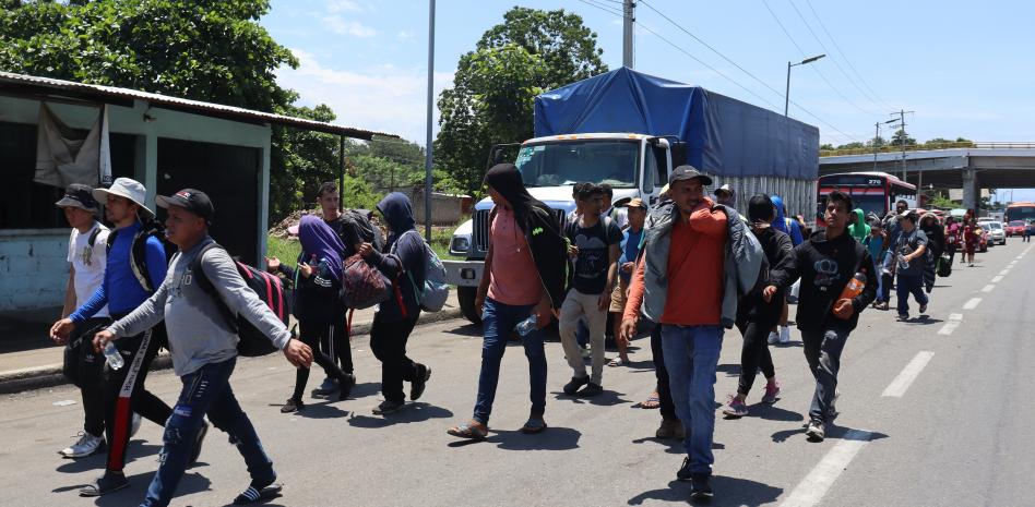 Caravana de migrantes venezolanos peregrina en Chiapas en busca de regularizar su estadía en México