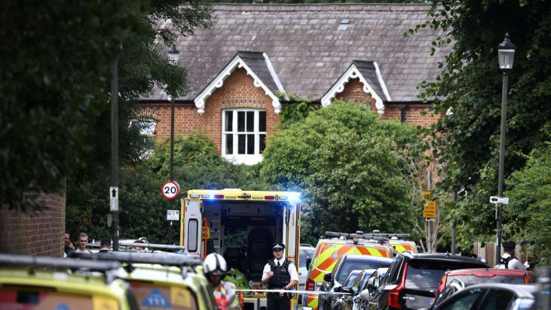 Camioneta choca contra escuela en Londres: una niña perdió la vida