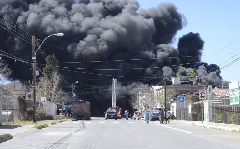 Fuerte incendio consume bodega en Villa Juárez