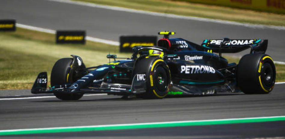 Mercedes cree que las altas temperaturas en la pista debilitan el W15