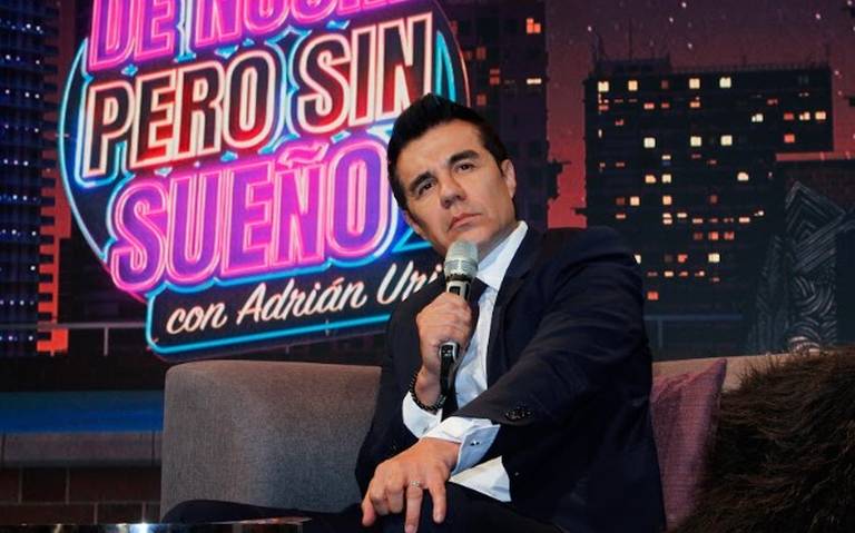 Adrián Uribe afina su estilo como conductor de revista