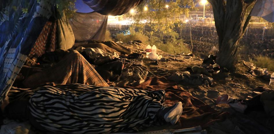 Migrantes acusan a la Guardia de Texas de dispararles mientras duermen en México