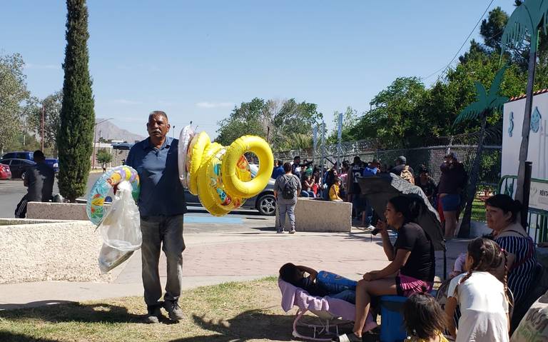 Llegan decenas de familias a albercas del AquaDIF para celebrar a las infancias