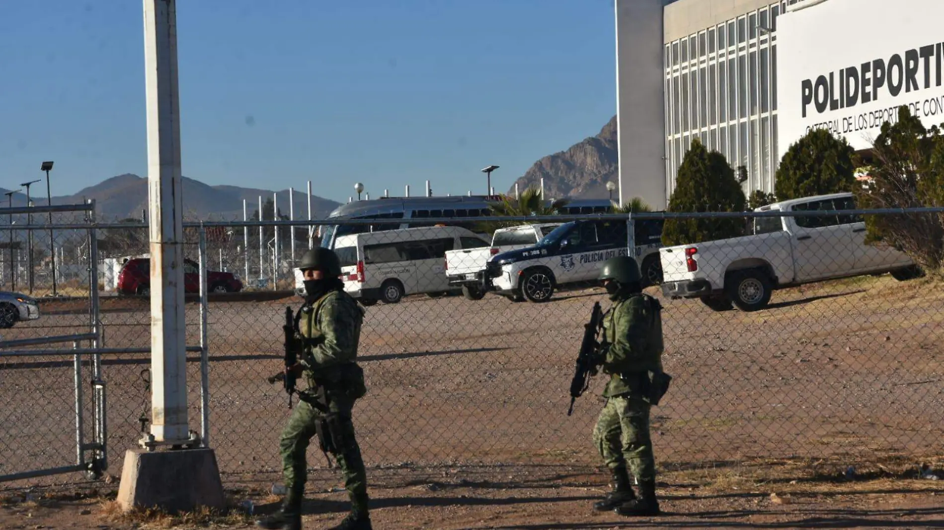 Traslada INM a los 39 migrantes asegurados en el Polideportivo Sur