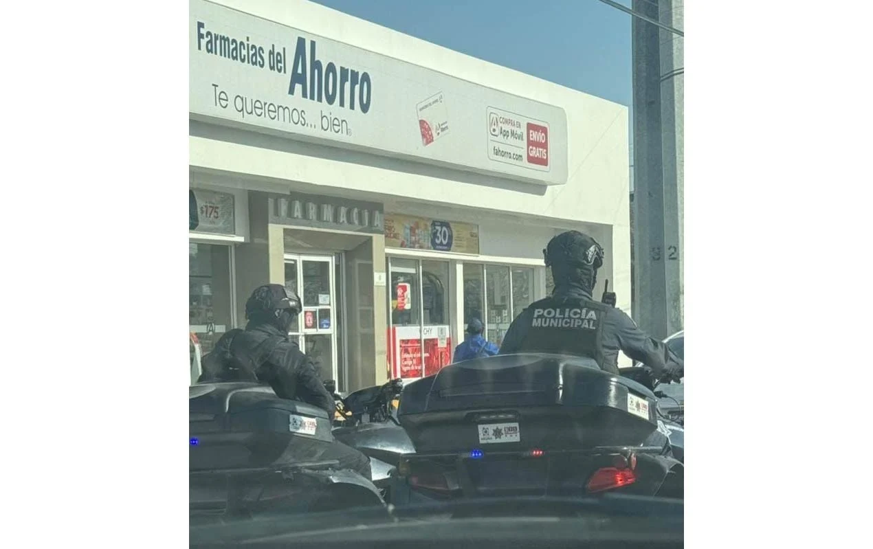 Policías ayudan a mujer enferma y gesto conmueve a testigos