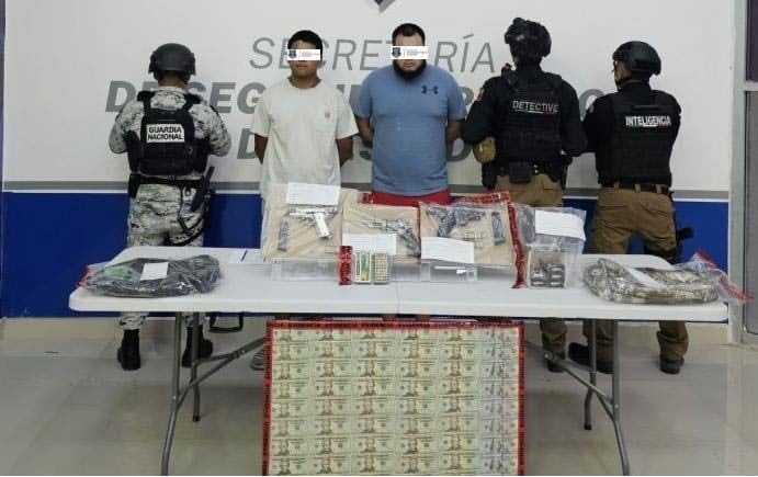 Caen dos con armas, balas y dólares