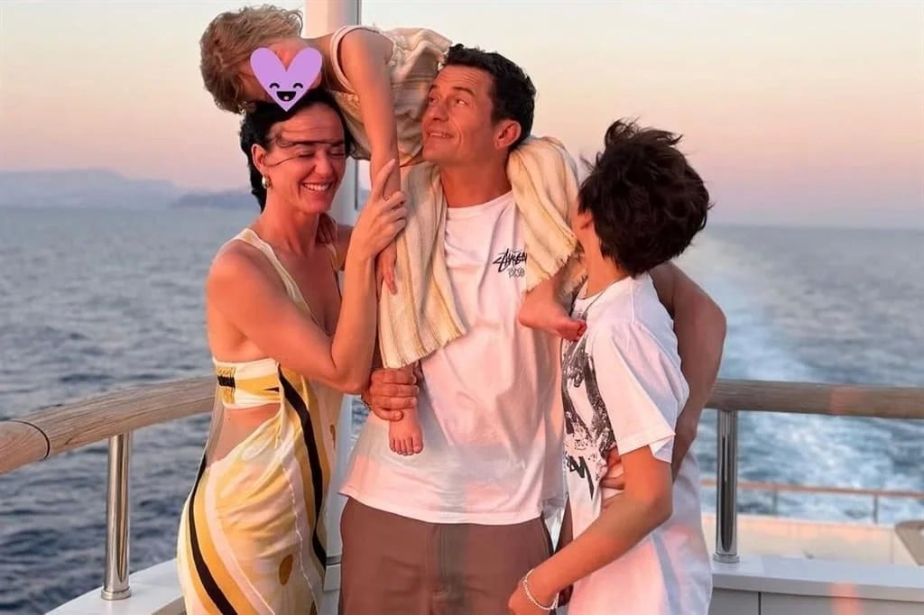 Comparte Bloom fotos con Perry y sus hijos pese a separación