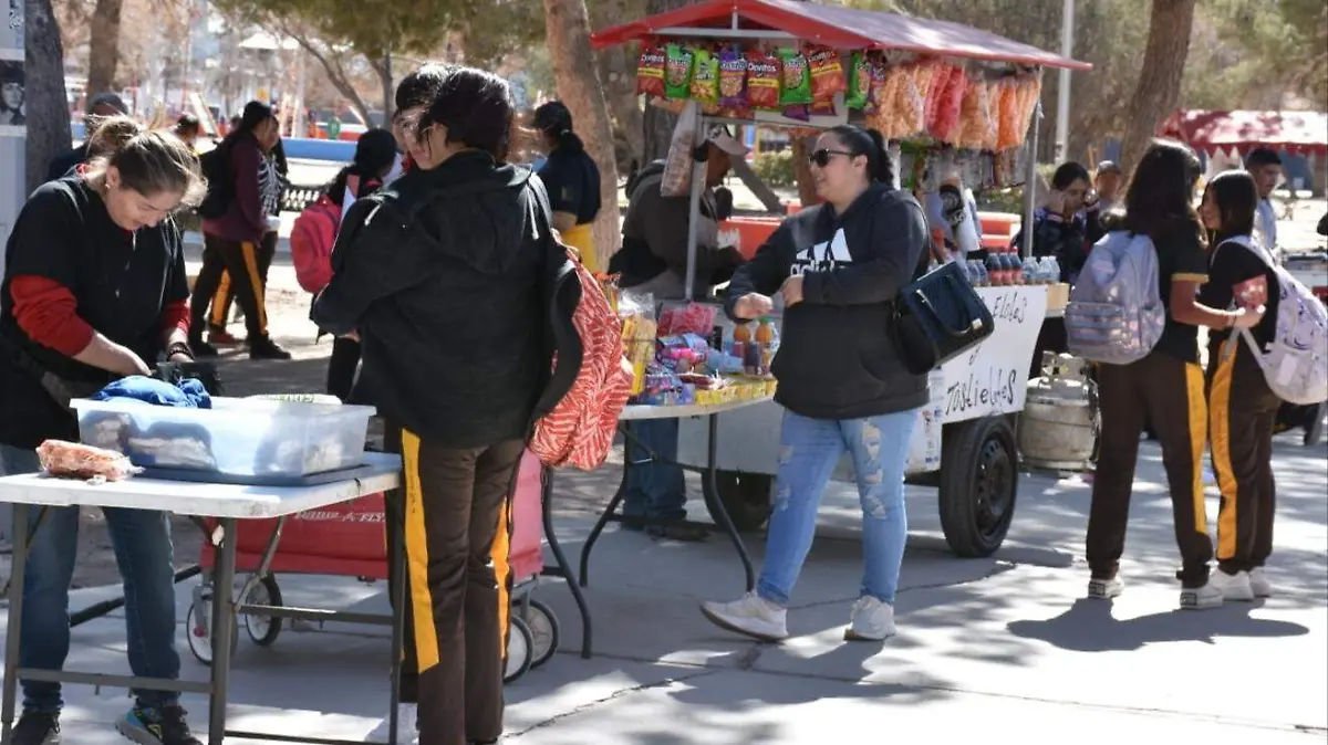 Vendedores afuera de escuelas cambian de giro tras ley contra comida chatarra