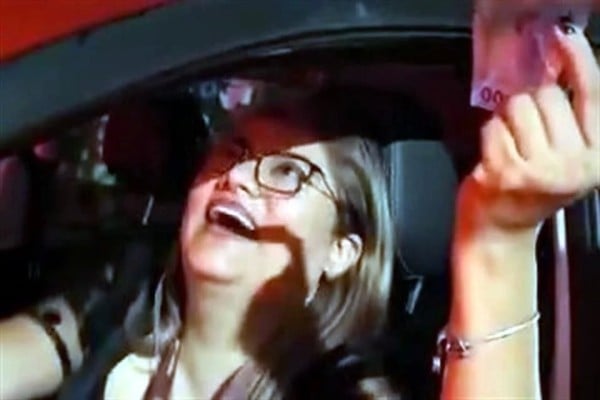 Exhiben a funcionaria en estado de ebriedad y la cesan